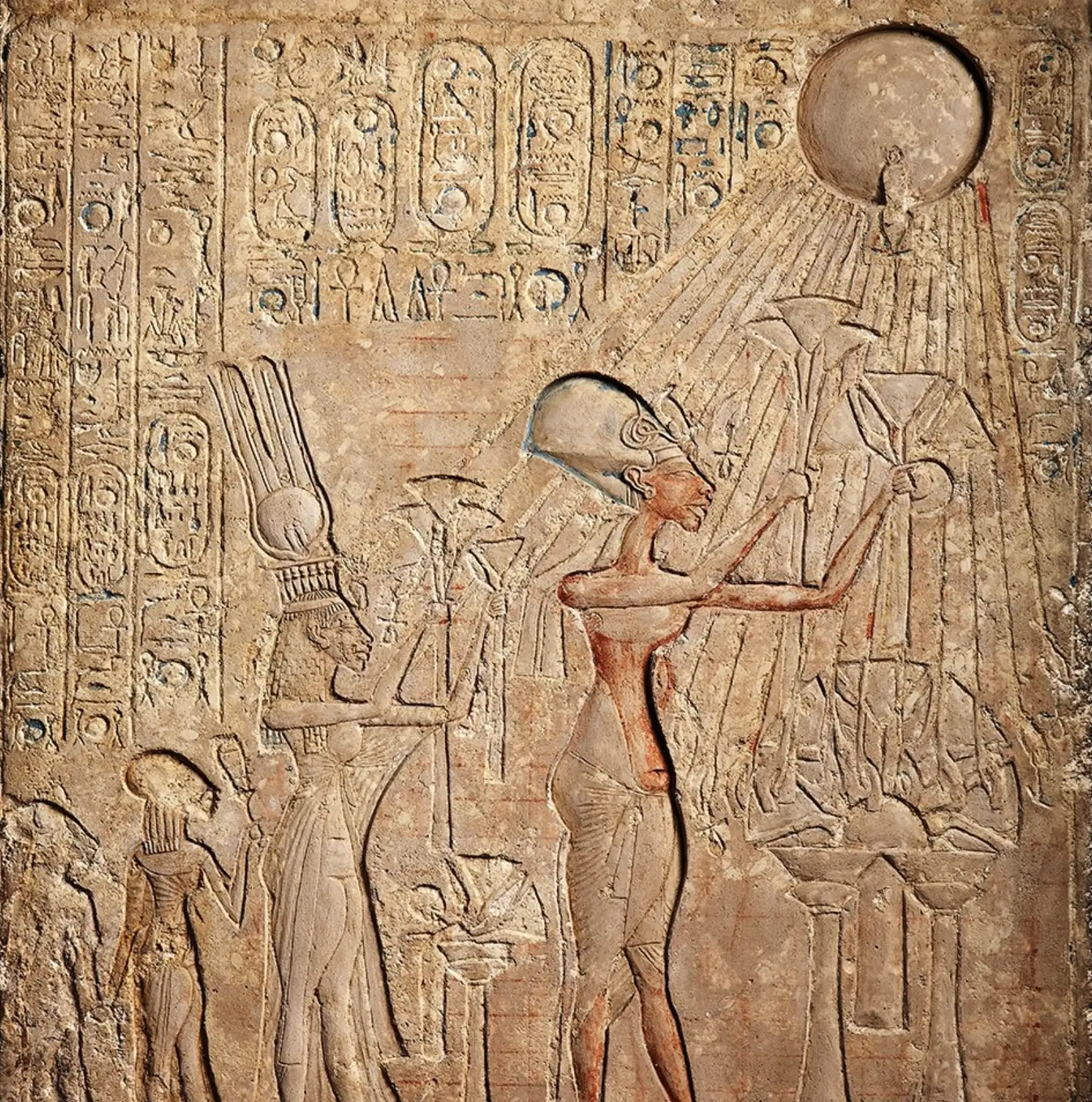 La familia real de Amarna adora al disco solar